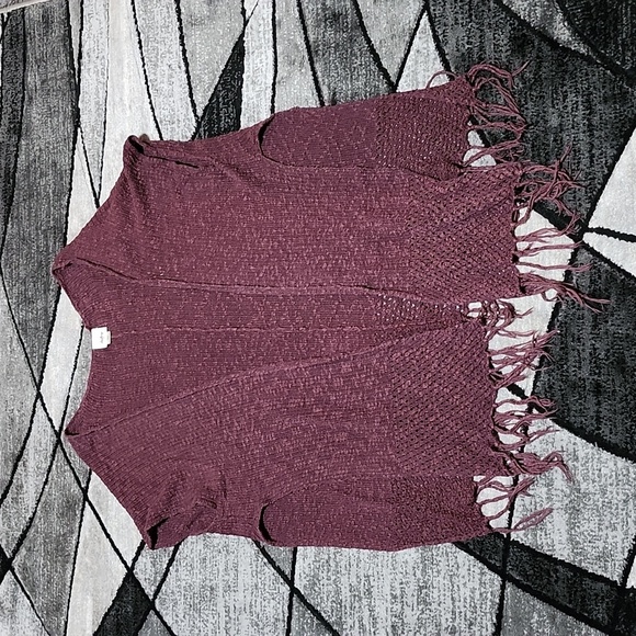 Daytrip Sweaters - BUCKLE DAYTRIP MAROON KNIT FRINGE HEM OPEN CARDIGAN KIMONO SHAWL